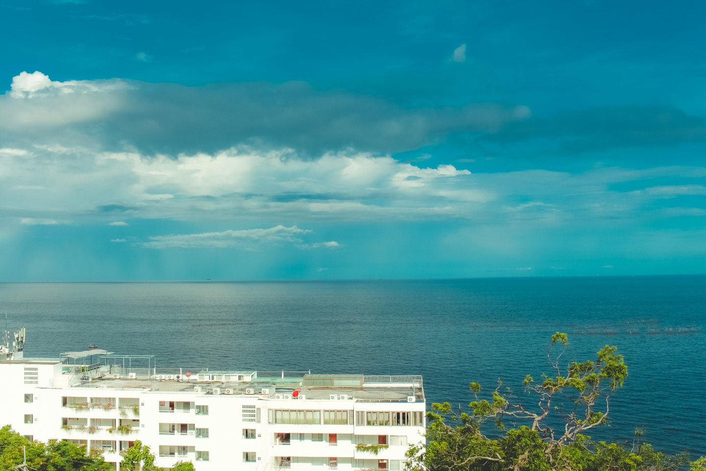 Moderno condominio con balconi affacciati sull'oceano.
